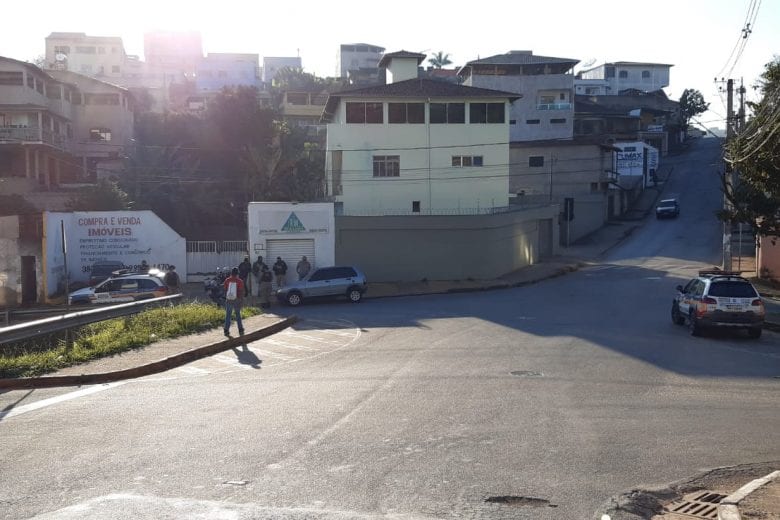Motociclista sofre leves ferimentos em colisão com carro no Gabiroba