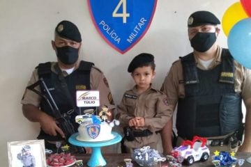 Policiais participam de festa temática de menino que sonha ser PM