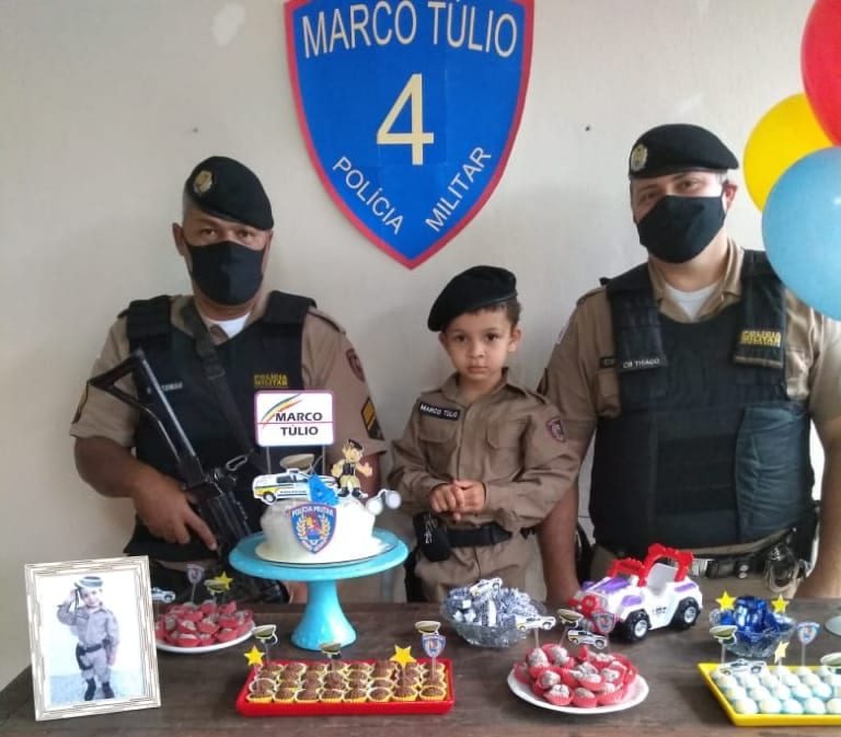 Policiais participam de festa temática de menino que sonha ser PM