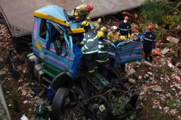 Acidente grave com carreta de cerveja mata uma pessoa e deixa outra ferida