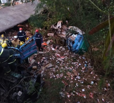 Acidente grave com carreta de cerveja mata uma pessoa e deixa outra ferida