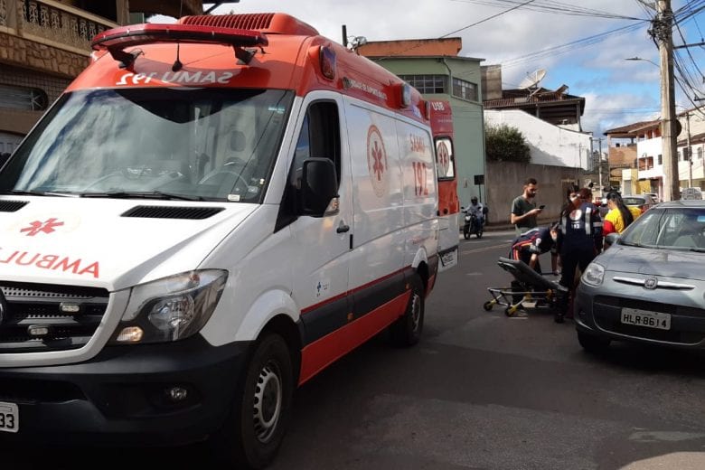 Mulher é socorrida após ser atropelada por carro na Vila Santa Izabel