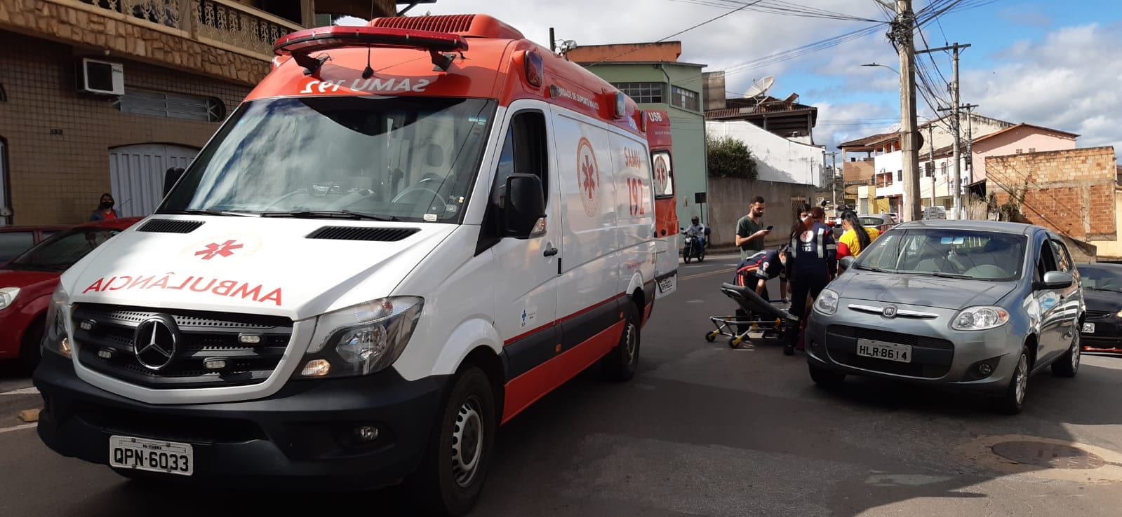 Mulher é socorrida após ser atropelada por carro na Vila Santa Izabel