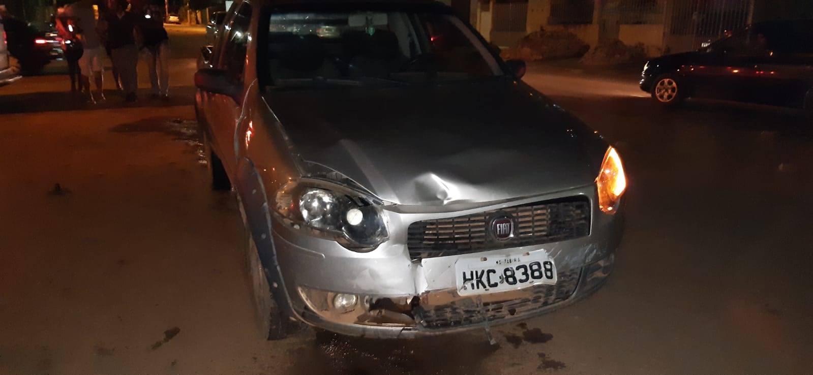 Motociclista é socorrido após colisão com caminhonete na Machado de Assis