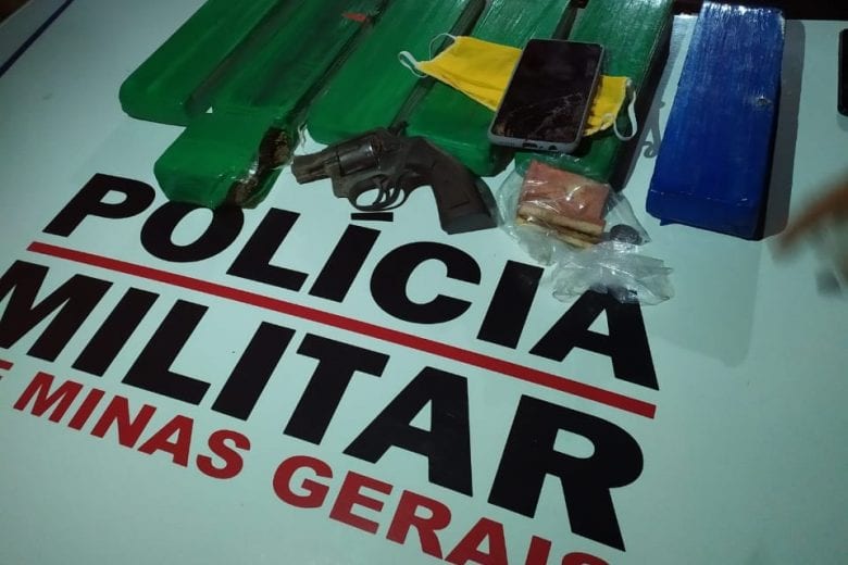 Policial revida disparos durante perseguição e mata suspeito de tráfico