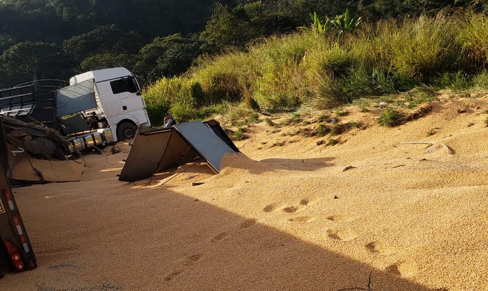 Carreta carregada com milho tomba e interdita parcialmente a BR-381