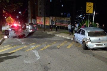 Motorista com suspeita de embriaguez capota carro após bater em outro estacionado