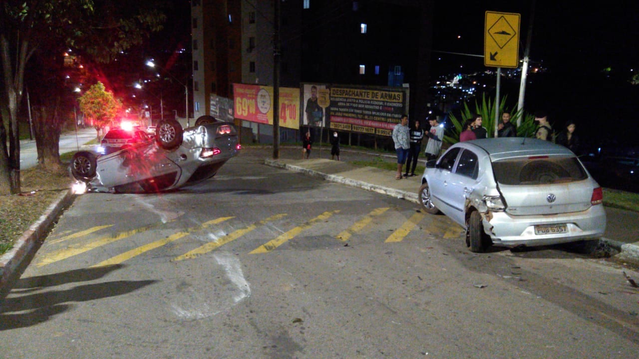 Motorista com suspeita de embriaguez capota carro após bater em outro estacionado