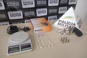 PM recupera moto roubada e prende homem com revólver e drogas em Monlevade