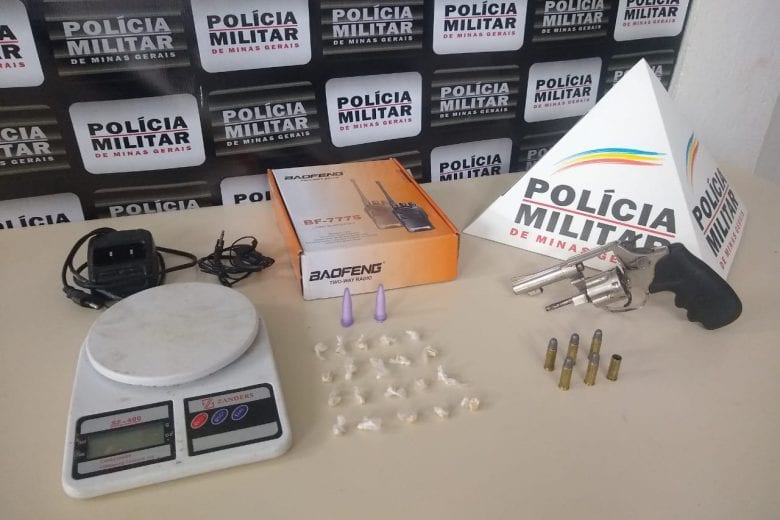 PM recupera moto roubada e prende homem com revólver e drogas em Monlevade