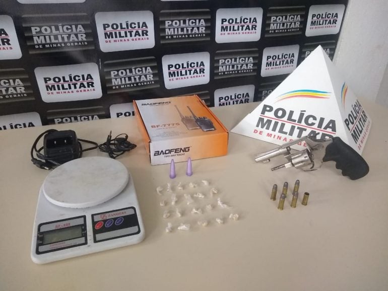 PM recupera moto roubada e prende homem com revólver e drogas em Monlevade