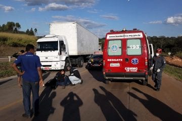 Colisão entre carro e moto deixa mulher ferida na BR-381