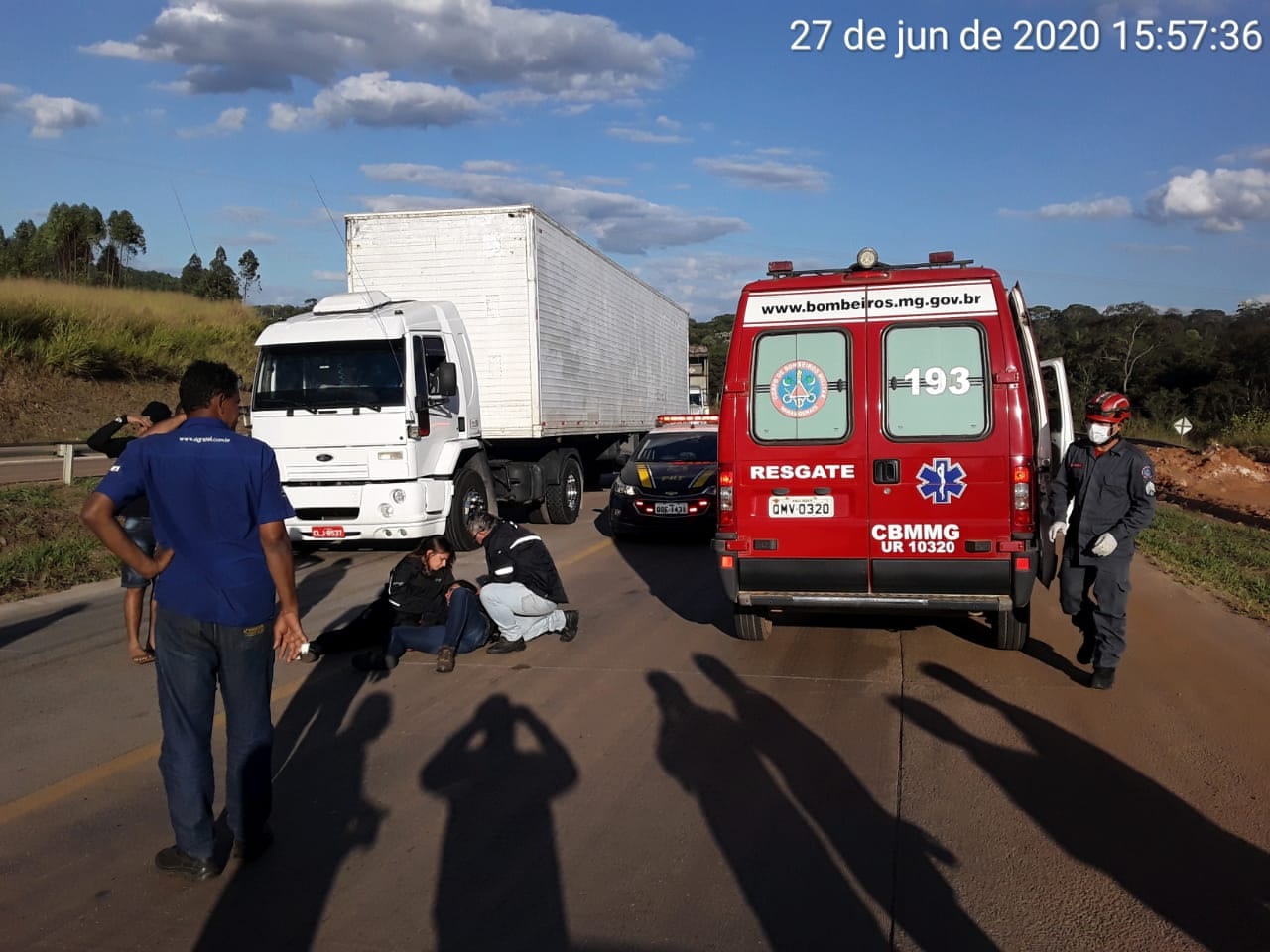 Colisão entre carro e moto deixa mulher ferida na BR-381