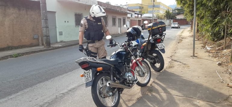 Adolescente é apreendido após tentar fugir da polícia pilotando motocicleta