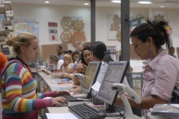 Intenção de consumo das famílias atinge menor nível em dez anos