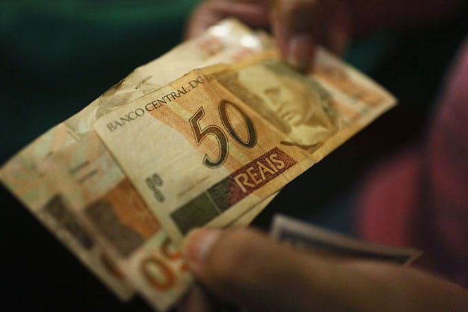 Bolsonaro sanciona lei do salário-mínimo 2020