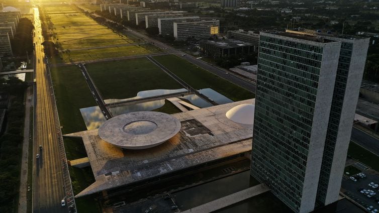 Secretário defende MP que amplia contratação de temporários no governo