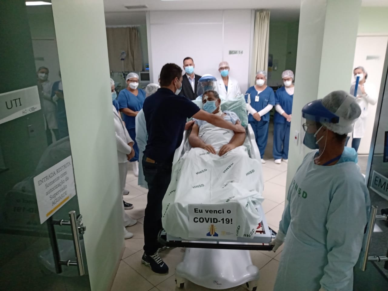 Sob aplausos, caminhoneiro deixa o CTI do HNSD após um mês de luta contra a Covid-19