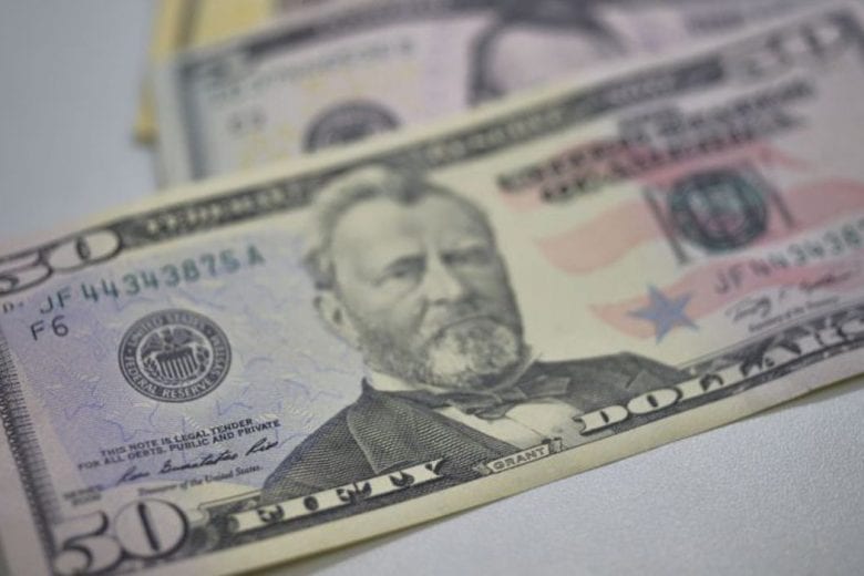 Dólar cai para R$ 5,08 e fecha no menor nível em dez semanas
