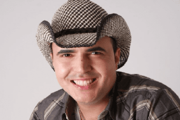 Flavio Brasil chega de charrete em live, mas cavalo o tira do palco