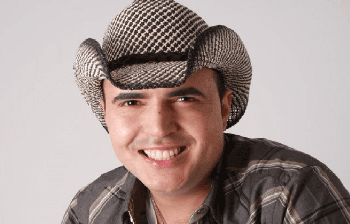 Flavio Brasil chega de charrete em live, mas cavalo o tira do palco