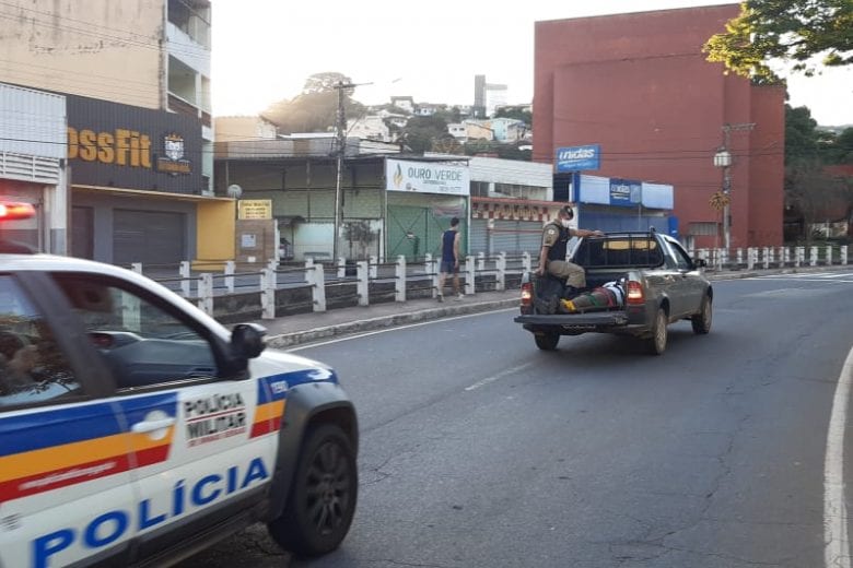 Sem ambulância, homem golpeado por facão é socorrido na carroceria de uma caminhonete