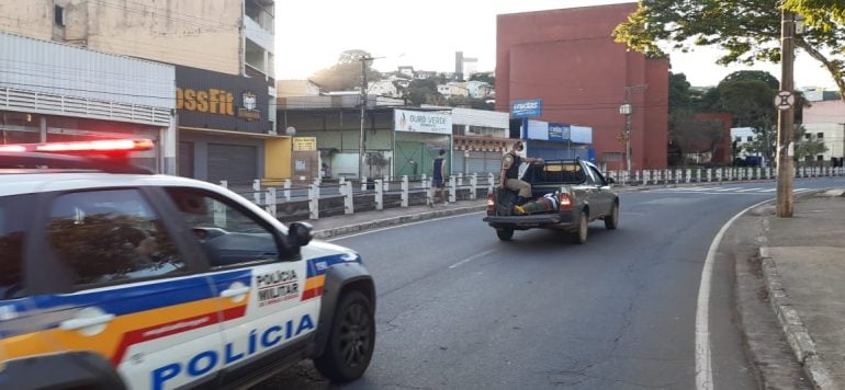 Sem ambulância, homem golpeado por facão é socorrido na carroceria de uma caminhonete