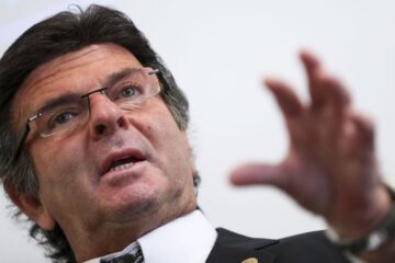 Divergência de Fux sobre decisão de Moraes pode beneficiar Bolsonaro