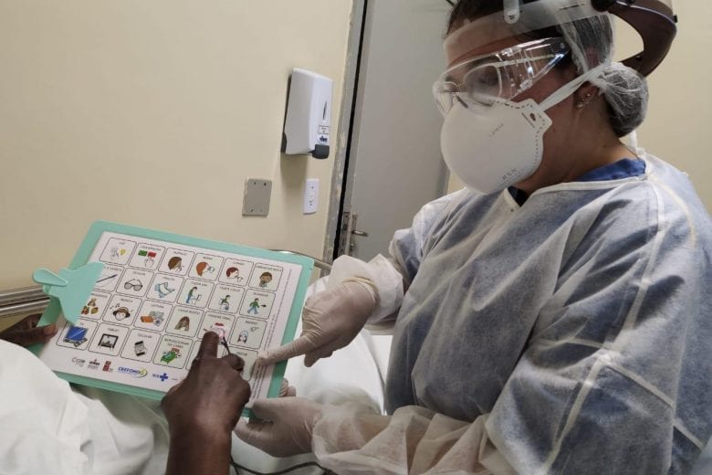 Comunicação alternativa humaniza assistência a pacientes com Covid-19