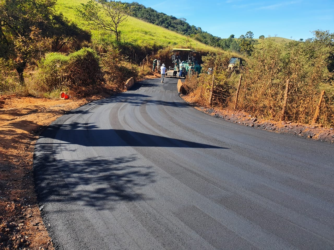 Prefeitura de Itabira executa mais uma etapa do asfaltamento de morros rurais