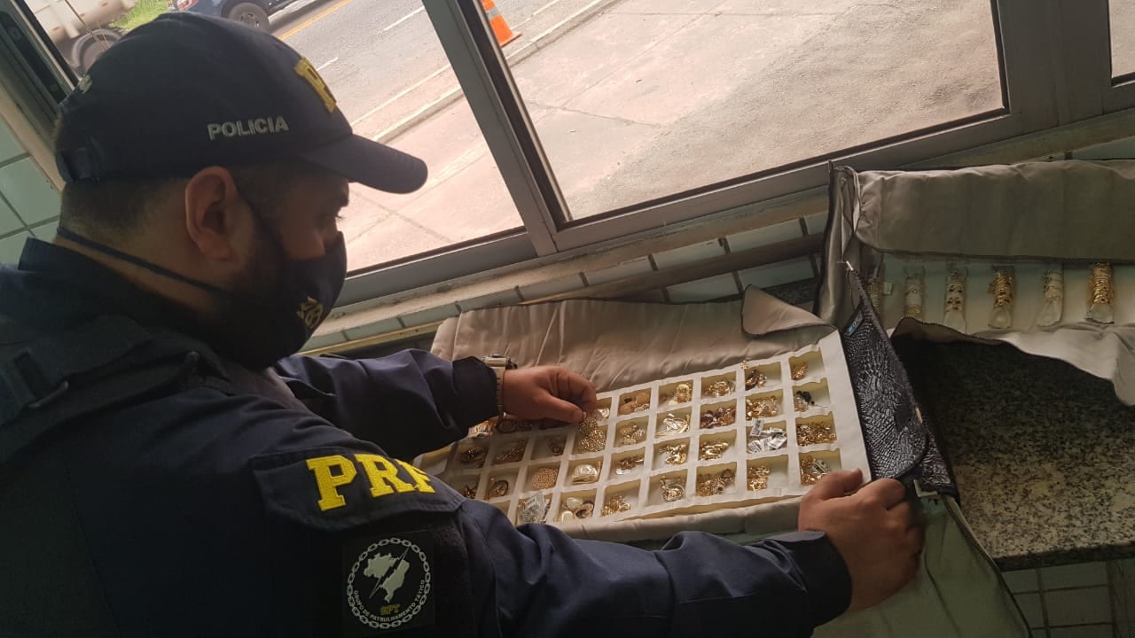 PRF apreende joias avaliadas em R$ 900 mil na BR-381