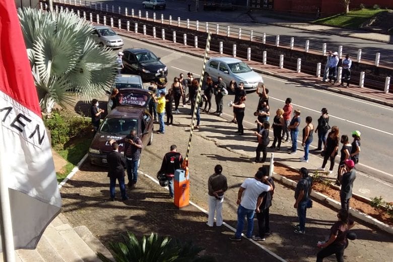Suspensão de contratos de professores com mais de uma renda motiva manifestação em Itabira