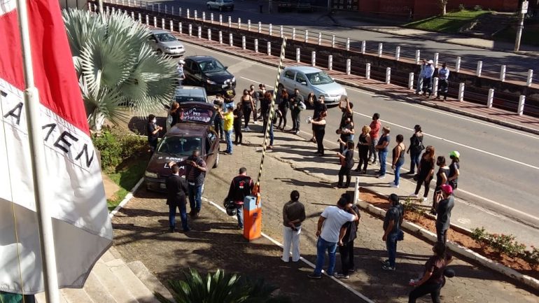Suspensão de contratos de professores com mais de uma renda motiva manifestação em Itabira
