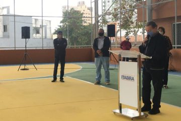 Ronaldo Magalhães celebra reforma de quadra construída há 20 anos