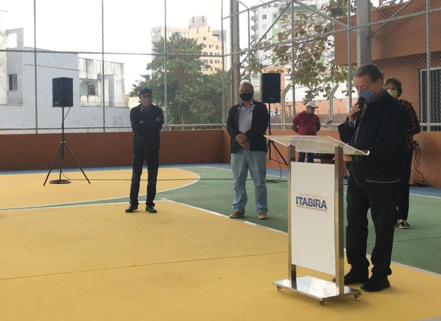 Ronaldo Magalhães celebra reforma de quadra construída há 20 anos