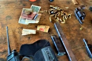 Artefatos para explosivos e armas são encontrados em meio a destroços de explosão em sítio