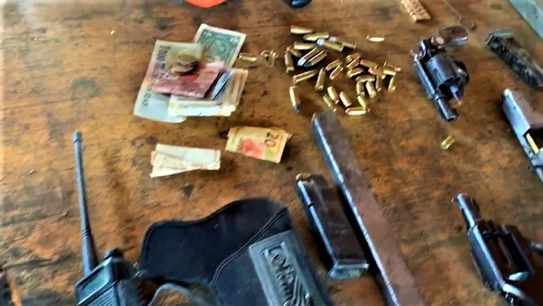 Artefatos para explosivos e armas são encontrados em meio a destroços de explosão em sítio