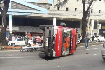 Viatura dos bombeiros capota durante atendimento e deixa militares feridos