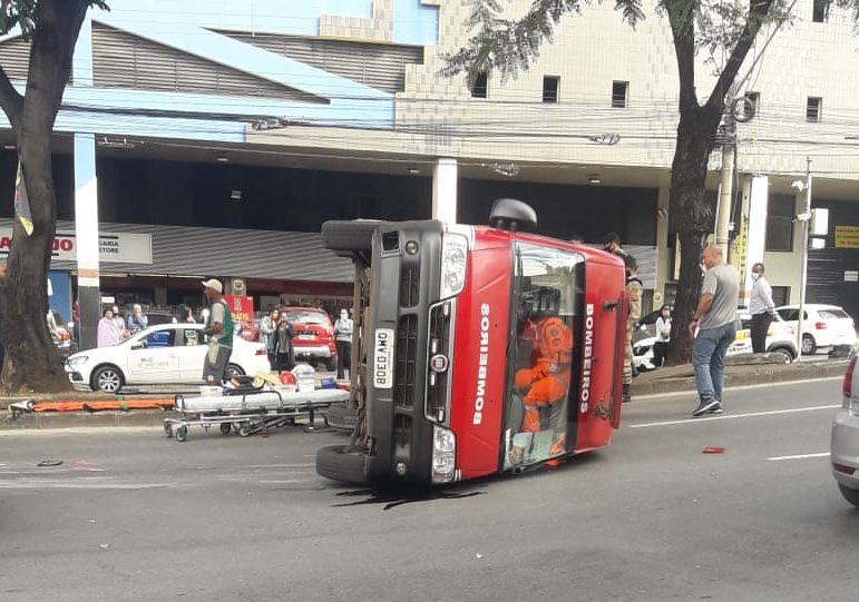 Viatura dos bombeiros capota durante atendimento e deixa militares feridos
