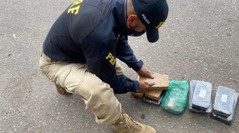 PRF apreende 10 kg cocaína com motorista de aplicativo em Monlevade
