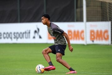 Dylan Borrero avalia elenco do Atlético e confia em luta por título nesta temporada