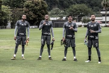 Santos vê custo elevado com goleiros e pode negociar um deles