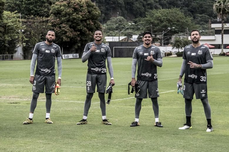 Santos vê custo elevado com goleiros e pode negociar um deles