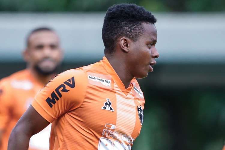 Após teste negativo para COVID-19, Cazares fica próximo de voltar aos trabalhos no Atlético