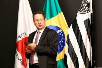 Vice do Atlético dispara, diz que Flamengo não é capaz de pensar ‘além do umbigo’ e responde torcedor: ‘Paguem famílias dos meninos mortos’