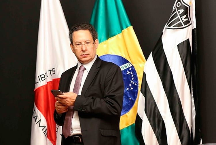 Vice do Atlético dispara, diz que Flamengo não é capaz de pensar ‘além do umbigo’ e responde torcedor: ‘Paguem famílias dos meninos mortos’