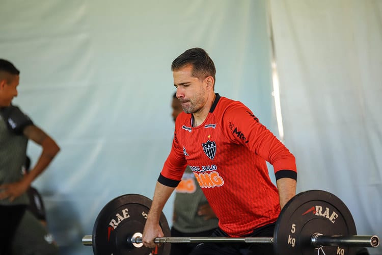 Victor destaca contratações e vê Atlético mais forte para o Brasileiro
