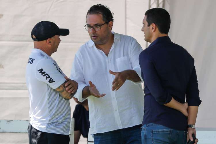 Diretor diz que Atlético tem ‘necessidade’ de contratar centroavante, mas vê mercado difícil