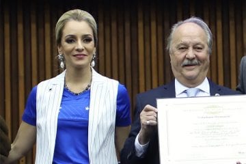Esposa de ex-presidente do Cruzeiro discute com torcedores em rede social