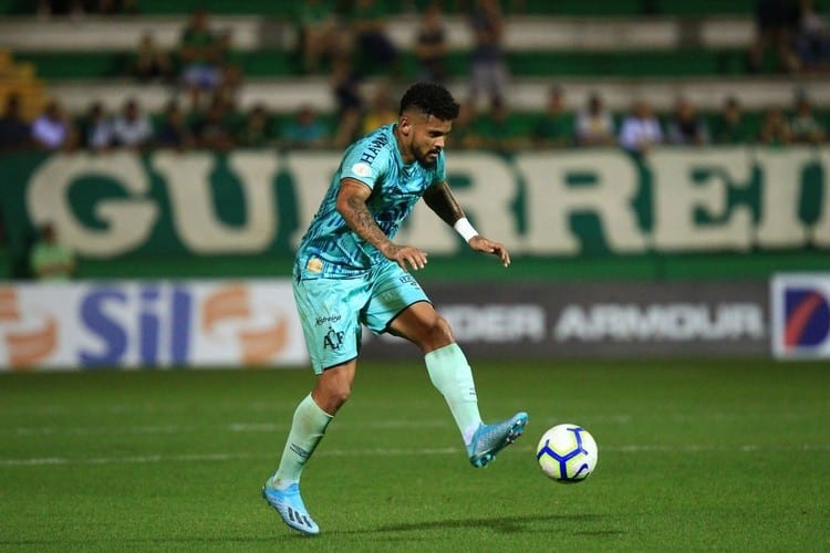 Roberto, da Chapecoense, recebe alta após quatro dias internado por coronavírus
